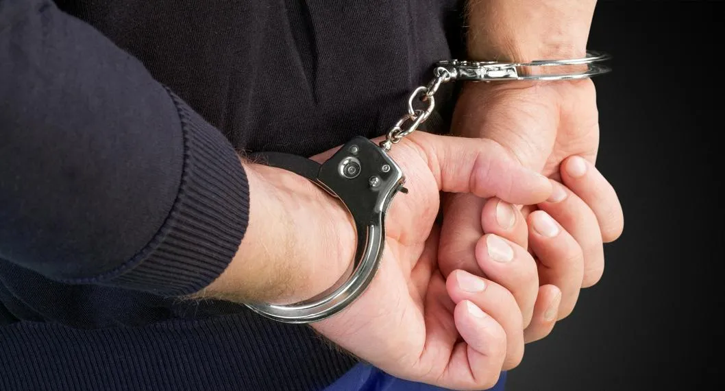 Hombre esposado. En relación con el sujeto que fue enviado a la cárcel por homicidio.