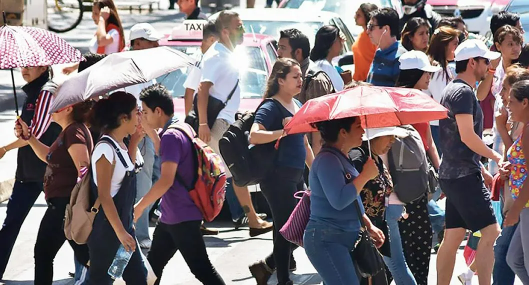 Personas caminando y soportando el calor