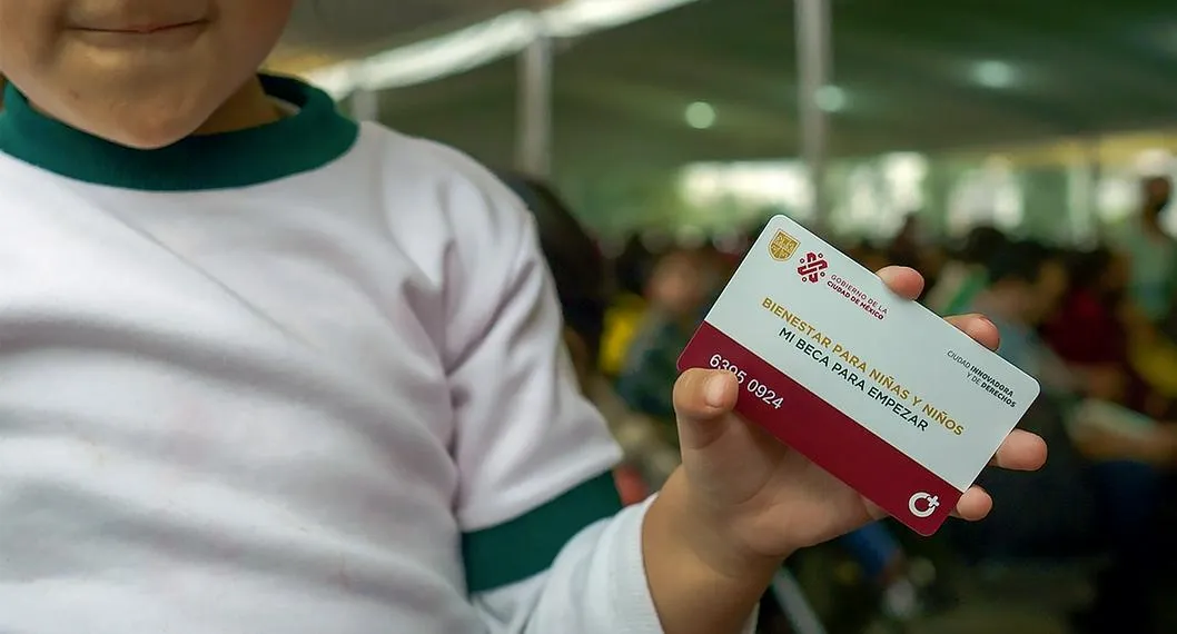 Niña mostrando la tarjeta del Bienestar