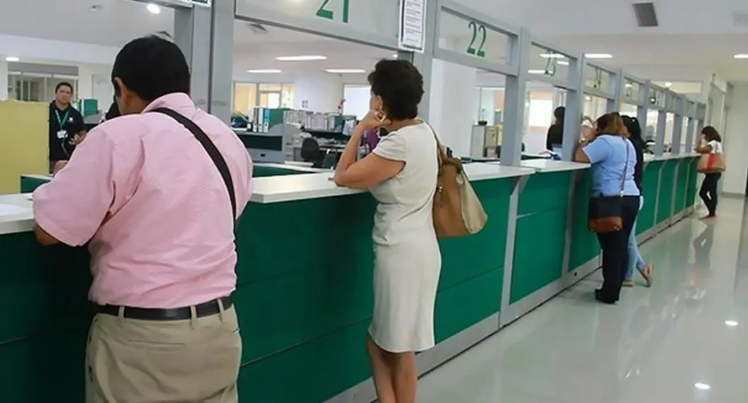 Personas haciendo trámites diversos en el IMSS