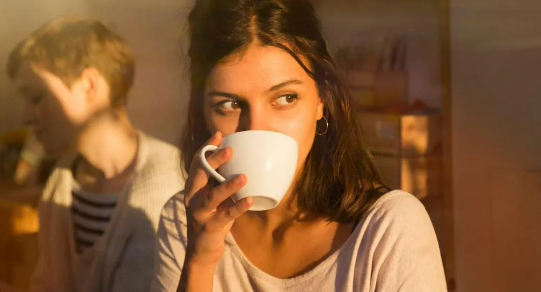 Persona tomando café a propósito de cómo disfrutar de esta bebida sin reducir las horas que duerme.