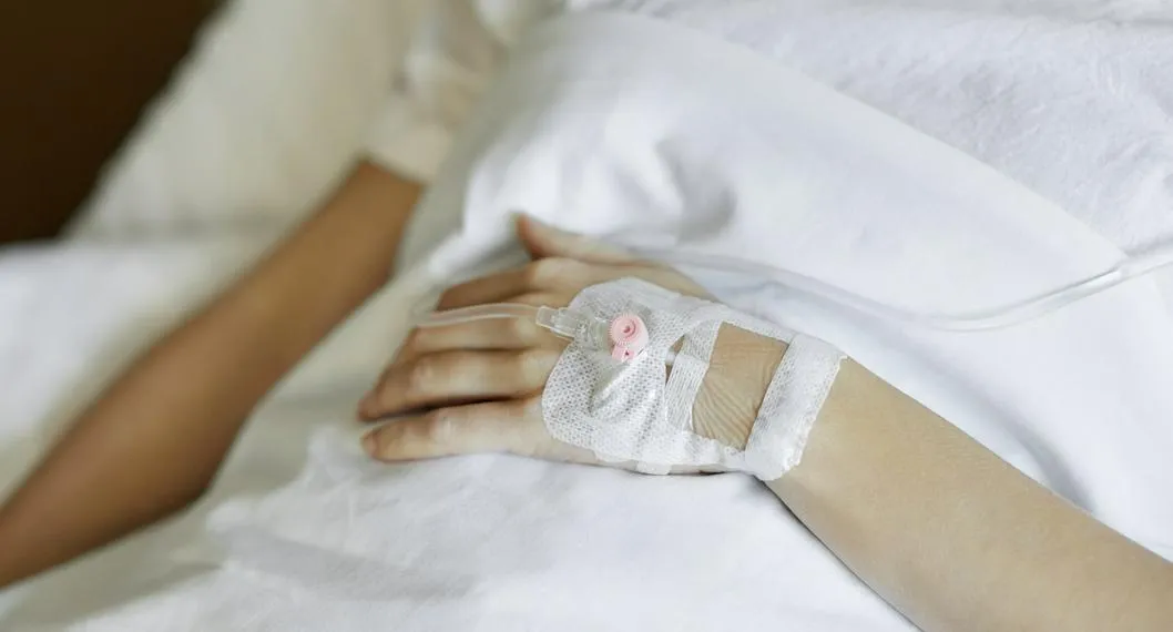 Foto de mujer hospitalizada, por patrullera que resulto herida en Bogotá