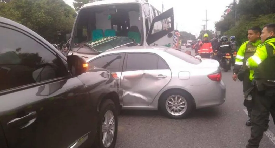 Medellín hoy: accidente de tránsito entre un bus y 4 carros dejó 2 heridos