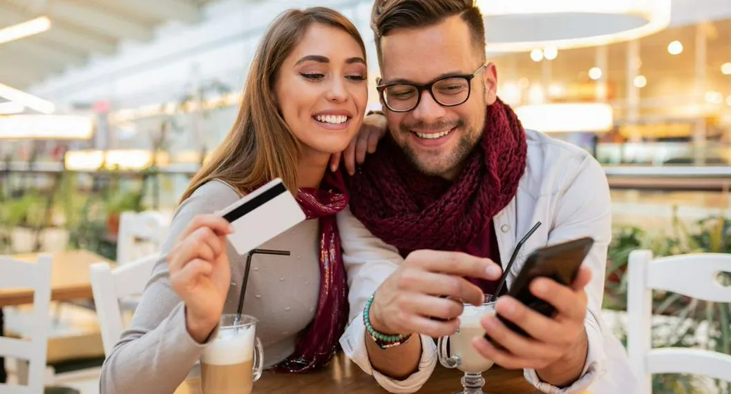 Personas comprando con tarjetas de crédito a propósito de los pagos que nunca debería hacer con tarjeta de crédito.