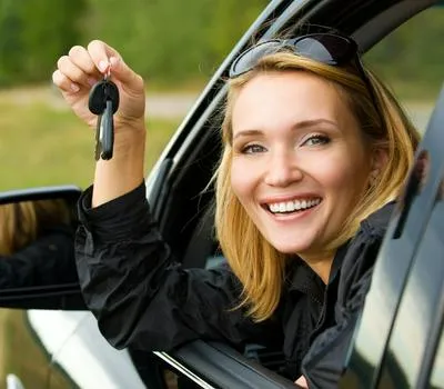 Persona feliz en carro a propósito de cuánto dura la gasolina de reserva.