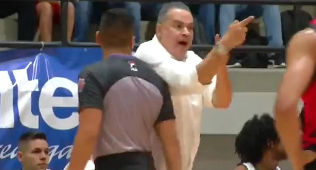 Hernán Darío Giraldo, técnico de Cafeteros amenaza a jugador de Motilones en Liga de Baloncesto