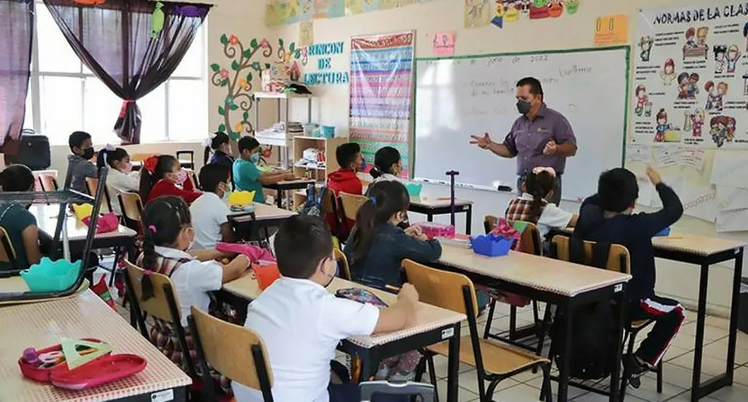 Niños y niñas en clases