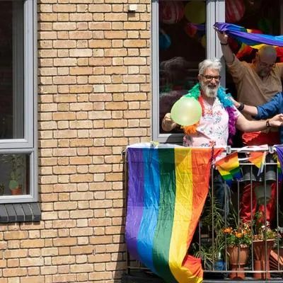 Personas celebrando el mes del 'pride' a propósito de cuáles son las mejores frases para celebrarlo, según ChatGPT.