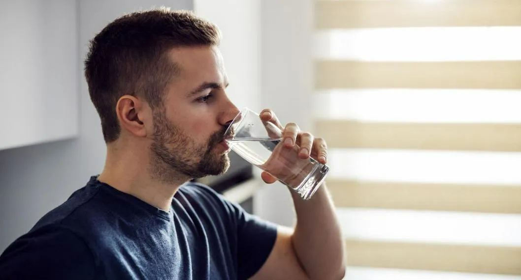No todos deberían tomar 8 vasos de agua al día; consumir demasiada agua puede terminar afectando órganos como el hígado y el cerebro