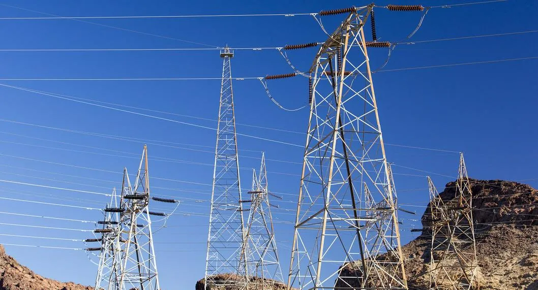 Torres de energía en un ambiente árido, a propósito del posible impacto del fenómeno de El Niño en las tarifas de energía.