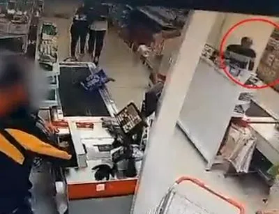Capturas de cámaras de seguridad del supermercado hurtado en el sur de Bogotá.