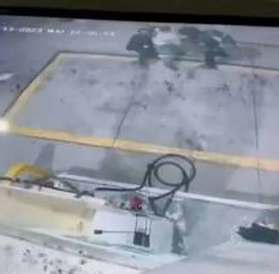 Captura de video de ladrones en estación de gasolina.