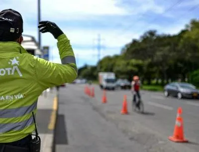 Agente de tránsito. En relación con la movilidad en Bogotá y el puente festivo.