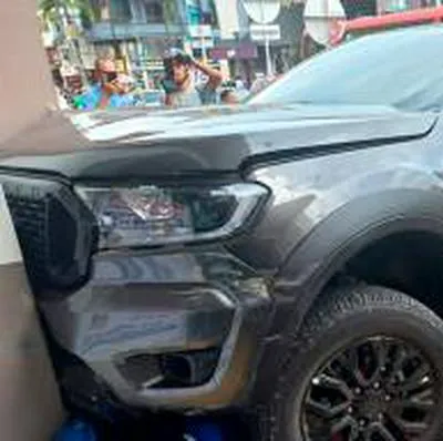 Camioneta se llevó por delante un taxi, una moto y terminó contra un almacen