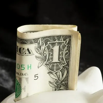 El precio del dólar se encuentra en su peor momento del último año y expertos dan consejos sobre si es bueno ahorrar en esta moneda o no.