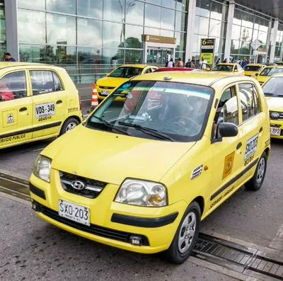 Hugo Ospina, líder del gremio de taxistas, anunció que irán a paro en Colombia si Gustavo Petro no les cumple con el precio de la gasolina.