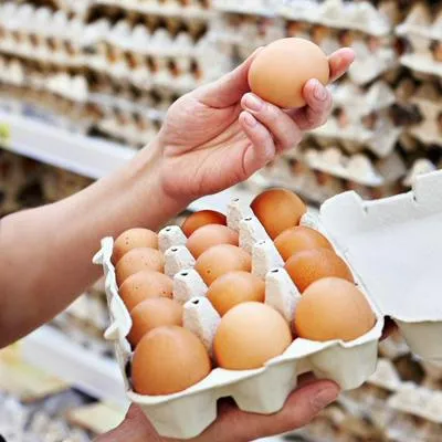 Los huevos no deben ser lavados al momento de guardarlos porque se cae la cutículas que los protege y las bacterias podrían contaminarlos