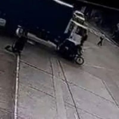 Foto del momento exacto en el que un ciclista fue arrollado por un camión, en Armenia.