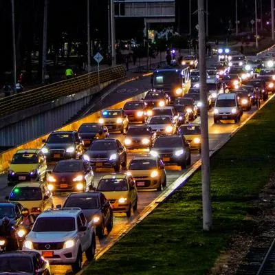 Foto de vehículos a propósito de Pico y placa regional Bogotá para lunes festivo 19 de junio