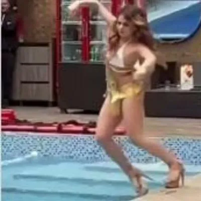 Candidata de 'Miss Grand Colombia' se cayó a la piscina en plena pasarela de traje de baño porque, al parecer, perdió el control de sus zapatos. 