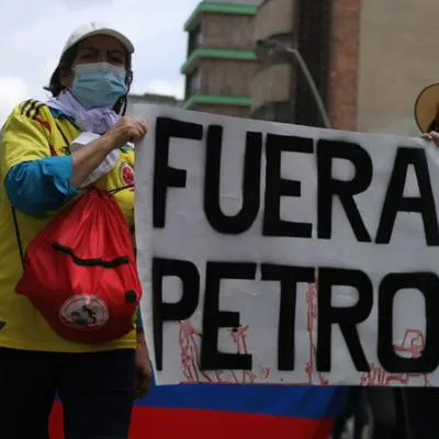 Foto marchas en Bogotá contra Petro