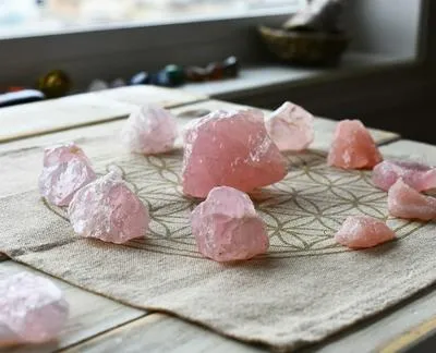 Cuarzo rosa para atraer el amor. En relación con los tips para hacerlo.