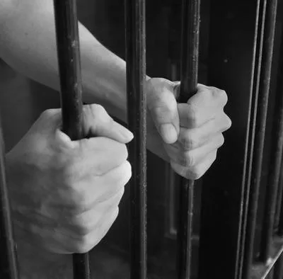 Persona en la cárcel. En relación con condena que recibieron paramilitares.