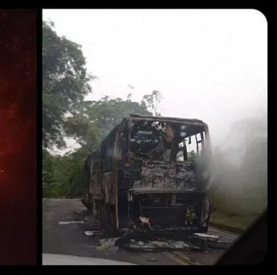 Fuerza Pública responsabilizó al Eln por quemar un bus con 30 pasajeros en Chocó.