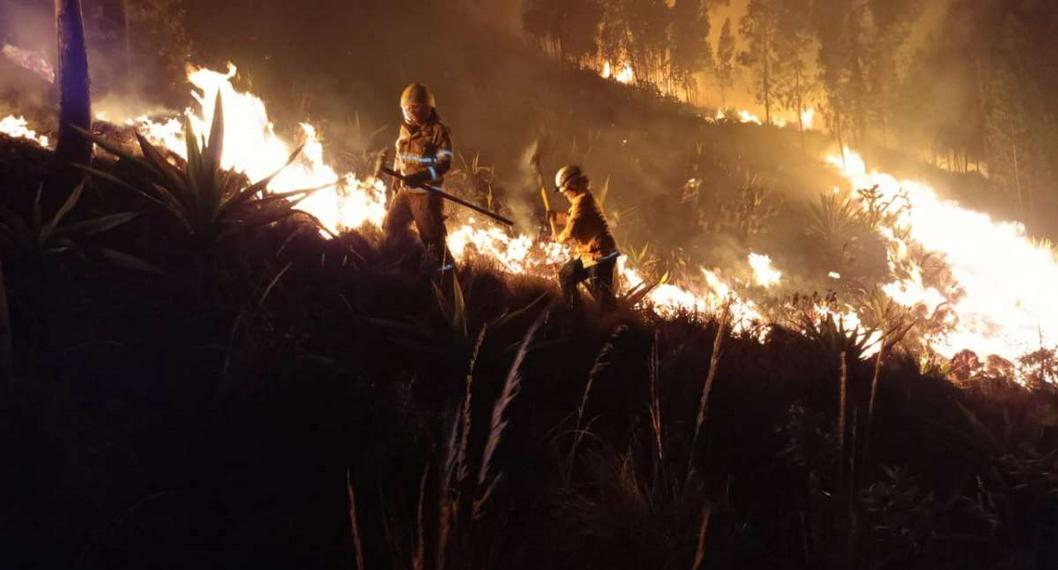 Foto de incendio forestal en Mosquera, en nota de alerta por incendio en ese municipio que se complicó y se acerca a Mondoñedo.