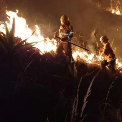 Foto de incendio forestal en Mosquera, en nota de alerta por incendio en ese municipio que se complicó y se acerca a Mondoñedo.