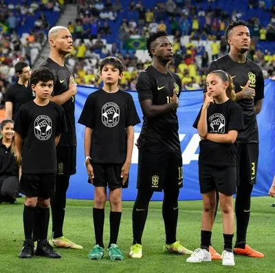Selección de Brasil se vistió con camiseta negra por primera vez en su historia.