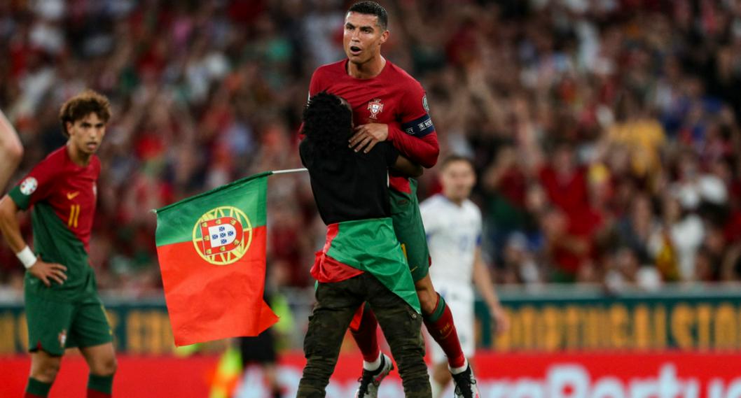 Cristiano Ronaldo, a propósito del hincha que invadió la cancha, lo abrazó y celebró con él.