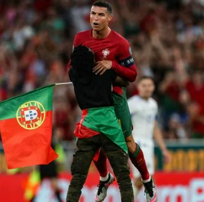 Cristiano Ronaldo, a propósito del hincha que invadió la cancha, lo abrazó y celebró con él.