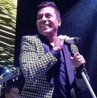 El cantante Churo Díaz vivió una escena atípica en concierto, cuando un seguidor le empezó a tirar dólares a él y todo su agrupación vallenata.