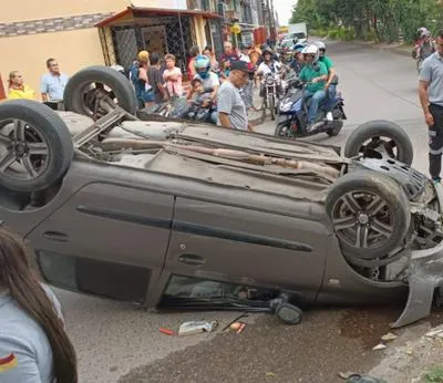 Sería el carro de los hurtos: vehículo volcado en Ibagué