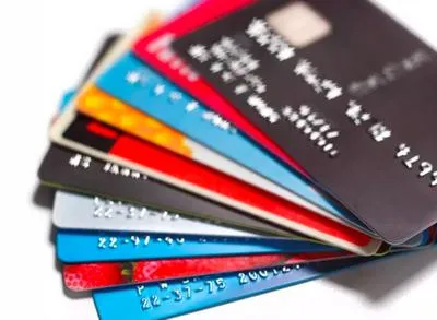 Tarjetas de Crédito. En relación con las que cobran intereses desde le día uno.