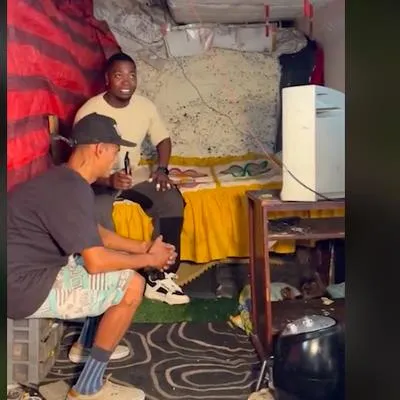 'Youtuber' reveló cómo son los 'apartamtentos' dentro de un puente en Medellín, estos tienen hasta cama y televisor.