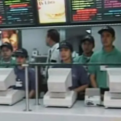 Se viralizó el video de la inauguración del primer McDonald’s en Colombia, el cual estuvo en el centro comercial Andino, en el norte de Bogotá.