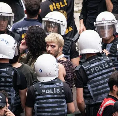 La Policía detuvo la Marcha del Orgullo Trans en la plaza de Taksim de Estambul por orden del gobernador.
