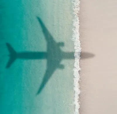Sombra de avión en el mar. En relación con el turismo en Colombia.