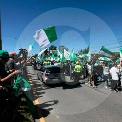 Un gran grupo de hinchas de Atlético Nacional sorprendieron a los jugadores al llegar en caravana hasta la sede de Guarne, Antioquia. Acá, los detalles.