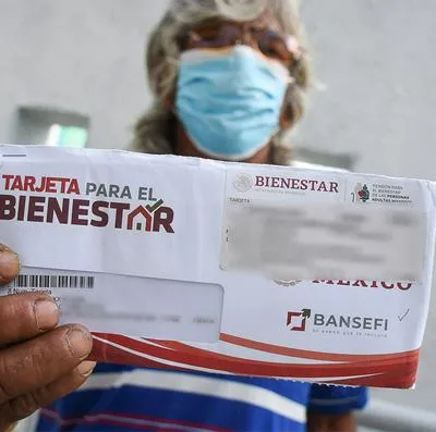Señora recibiendo la Pensión del Bienestar.