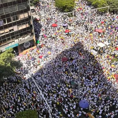 Marcha en Medellín, la más grande en contra del Gobierno de Gustavo Petro. Miles de personas salieron a copar las calles de la capital antioqueña. 
