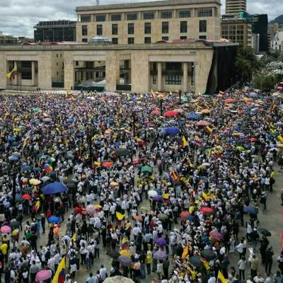 La Plaza de Bolívar se llenó hoy durante marchas en Bogotá contra el Gobierno de Gustavo Petro y la oposición celebra.