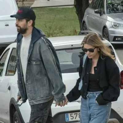 Gerard Piqué y Clara Chía, en nota sobre su reacción a pregunta sobre su supuesta boda con la joven