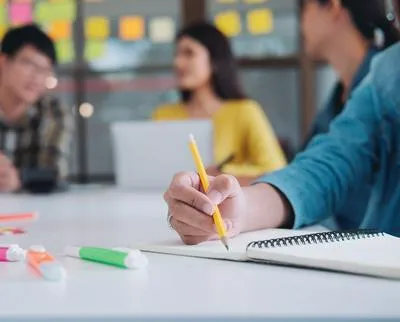Personas estudiando. En relación con los cursos gratuitos para jovenes.