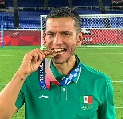Jaime Lozano en Tokio 2022 con su medalla.