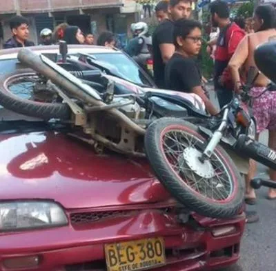 Aparatoso accidente en Ibagué: del 'tiestazo' moto quedó sobre el capó 