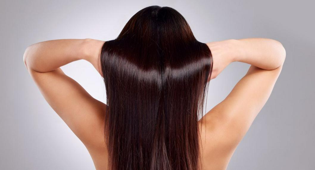 El portal Grow Gorgeous explicó el efecto de la cafeína en el cuero cabelludo y sus beneficios de echarlo en el champú para su uso diario