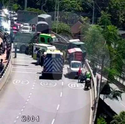 Accidente en el puente la Madre Laura de Medellín, entre Aranjuez y Castilla, dejó dos personas heridas